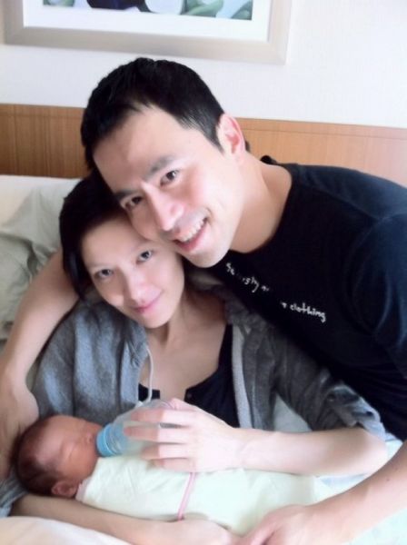 林熙蕾与老公、爱女全家福