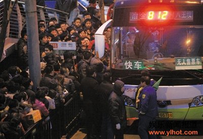 八王坟东站,大批乘客等待乘车。记者 王贵彬